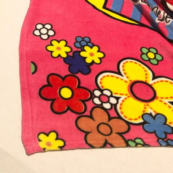 Hello Kitty Broadway Fleece Blanket 73 x 60 Inch Size - Picture 10 of 16